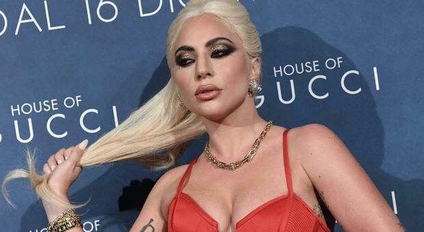 Lady Gaga butta a terra i fiori di Fazio: regalo non gradito o gesto d'amore per i fan?