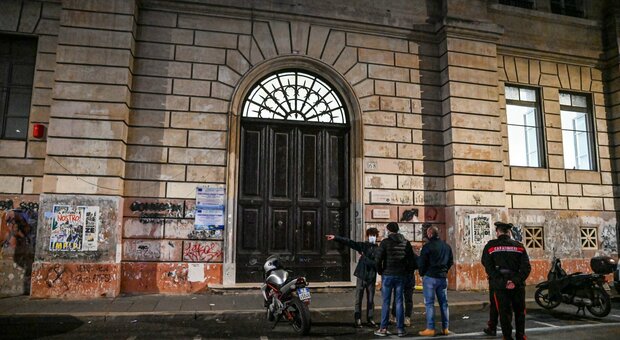 Roma, blitz di 120 studenti in mascherina: occupato il liceo Tasso. Notte con i ragazzi barricati nell'edificio