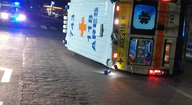 Roma, ambulanza si ribalta dopo scontro con un'auto: ci sono feriti