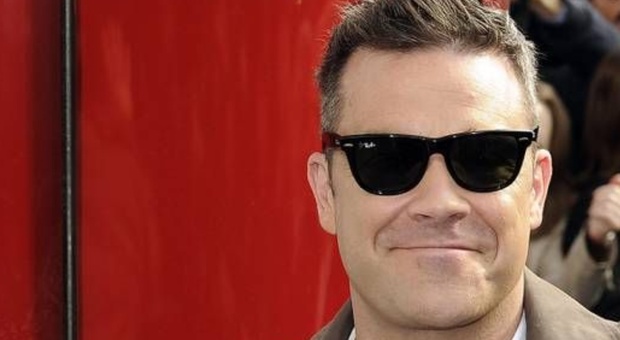 Robbie Williams, 25 anni di carriera tra musica, fama e problemi mentali: «Essere famosi è una m***a»