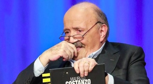 Maurizio Costanzo Show, bagarre in diretta. Sgarbi affibbia un nomiglio al conduttore e lui risponde per le rime