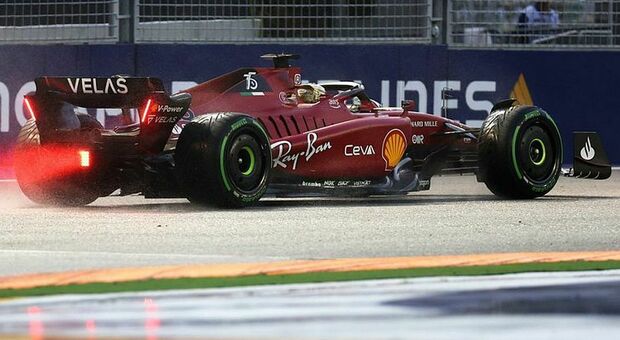 Ferrari, in pole c'è Leclerc. La Red Bull di Verstappen finisce la benzina