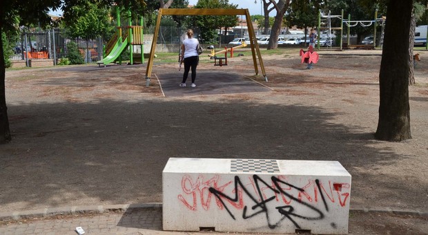 Ciampino, il verde pubblico nel degrado: i parchi presi d'assalto dai vandali