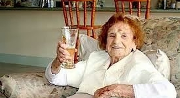 Operata a 104 anni, in piedi due giorni dopo: «Il mio segreto? Bevo due birre al giorno»