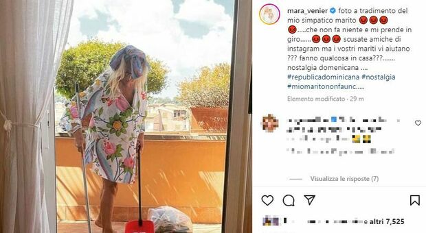Mara Venier in vacanza ma con la scopa in mano: «Foto a tradimento del mio simpatico marito, che non fa niente e mi prende in giro»