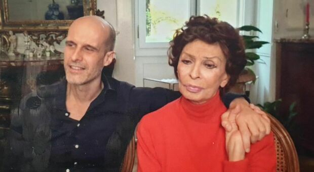 Sophia Loren, sul set dopo dieci anni per amore del figlio Edoardo Ponti e per «Una storia bella». Su Netflix dal 13 novembre. Title track cantata da Laura Pausini