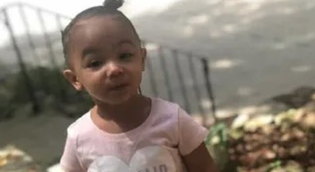 Bimba di 2 anni scomparsa. La polizia la trova morta: «L'aveva rapita l'amante del padre»