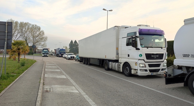 Lavori terza corsia: cede un tratto di asfalto in A4 tra Veneto e Friuli Venezia Giulia. Code e viabiltà in tilt