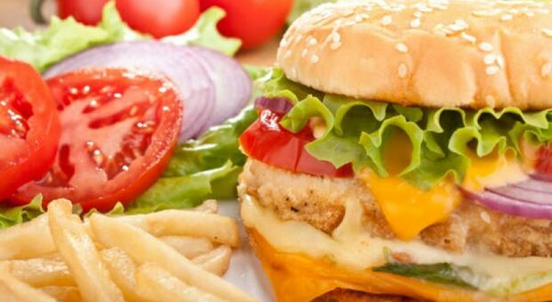 Il cibo spazzatura aumenta il rischio tumori: non solo snack e bibite, occhio ai cereali. Sono donne le più colpite
