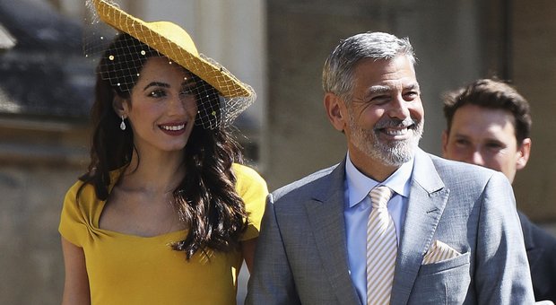 George Clooney e Amal non riconosciuti dalla polizia inglese: bloccati, arrivano tardi alla festa di Meghan e Harry
