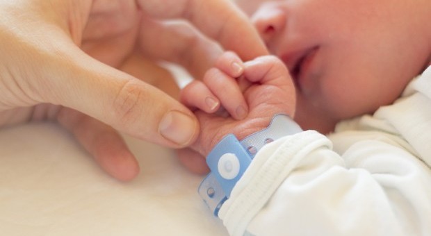 Il figlio nasce senza dita di una mano, 25enne choc: «Ora mi farò sterilizzare»