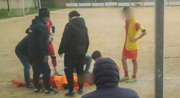 Rissa nel campionato giovanile, calciatore 15enne colpito alla nuca crolla a terra: attimi di paura, ricoverato in ospedale FOTO