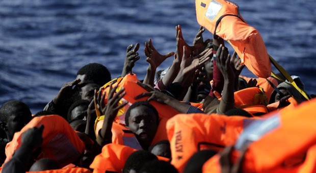 Migranti, allarme della Ue: "Chiudere la rotta dalla Libia all'Italia"