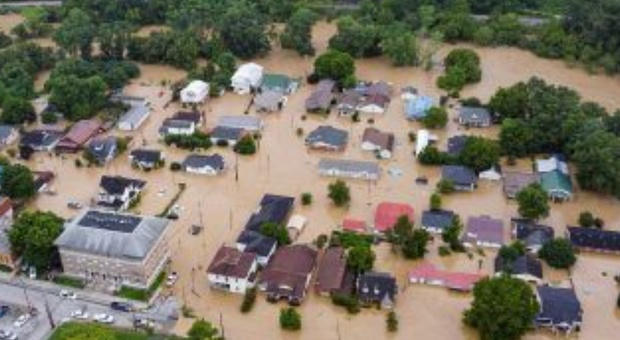 Alluvione in Kentucky, le vittime salgono a 25. Morti 4 fratellini, erano in una roulotte portata via dall'acqua FOTO