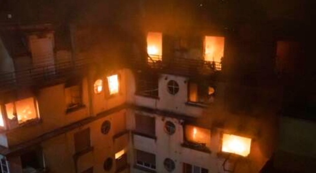 Francia, incendio in una casa: morti sette bambini e la madre. Il padre grave in ospedale. «Fiamme causate dall'asciugatrice»