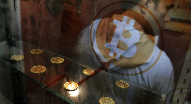 Bitcoin in crisi, perde il 21%: il valore crolla sotto i 13mila dollari