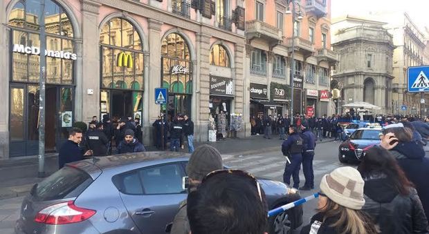 Allarme colpi da sparo in piazza Duomo, ma è solo il compattatore del McDonald's