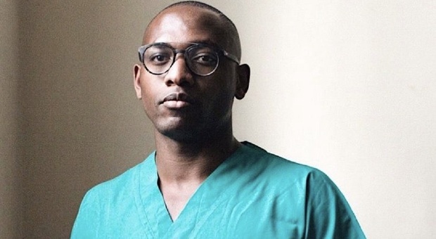 «Da te non mi faccio curare», il medico africano insultato al Pronto soccorso diventa cittadino italiano