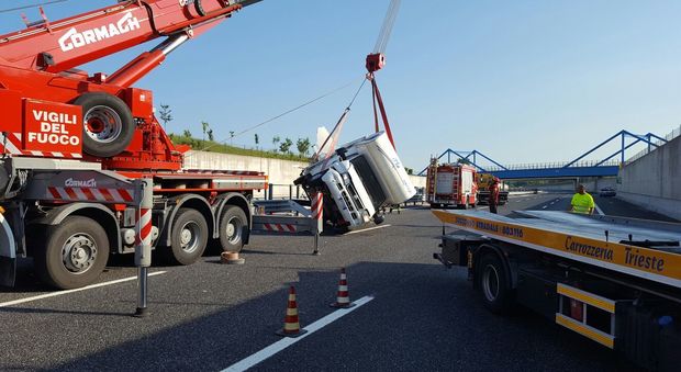 Pneumatico esplode, camper si rovescia sul Passante: autostrada in tilt