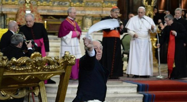 Napoli. San Gennaro, sangue sciolto a metà per Papa Francesco: «Convertiamoci affinché ci voglia bene di più»