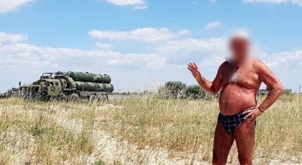 Turista russo in Crimea scatta la foto con il lanciarazzi di Putin e svela la posizione. L'Ucraina ringrazia: «A volte siete utili»