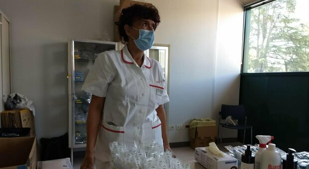 Covid, in arrivo novemila infermieri scolastici: «Uno in ogni plesso a tutela degli alunni»