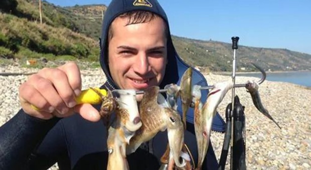 Tragedia alle Eolie, muore durante una battuta di pesca in apnea: Giuseppe aveva 35 anni. Lascia la moglie e la bambina