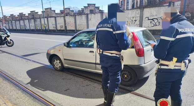 Nomade rom di 15 anni alla guida di un'auto rubata: folle inseguimento a Torino