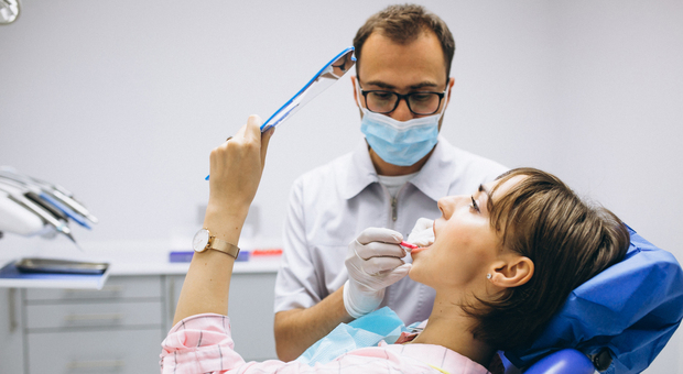 Dentisti, rimosse misure anti-contagio: stop a misurazione della febbre e triage telefonico, sì agli accompagnatori