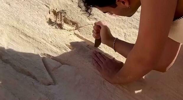 Influencer italiano incide le dune fossili alle Canarie con le sue iniziali. Reperto da 350mila anni, ricercato dalla polizia
