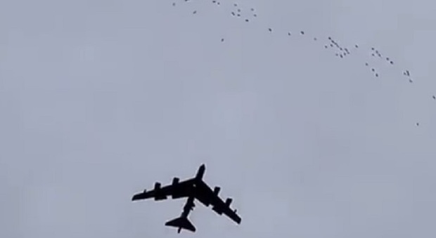 Aereo militare americano si scontra con uno stormo di uccelli: il bird strike ripreso in un video