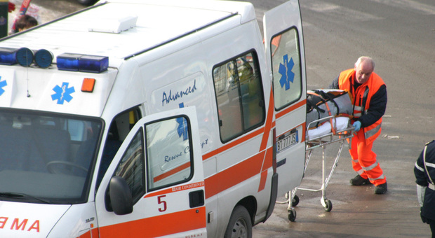 Malore in Mercedes, si schianta contro il muro della caserma: lui è morto, la moglie in ospedale