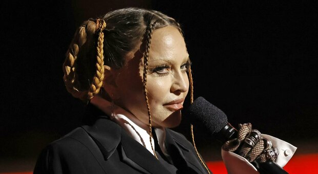 Madonna con il viso deformato ai Grammy fa preoccupare i fan. Boom di commenti sui social