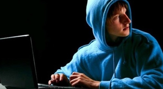 Studente hacker manomette il registro ​elettronico per evitare la bocciatura: denunciato