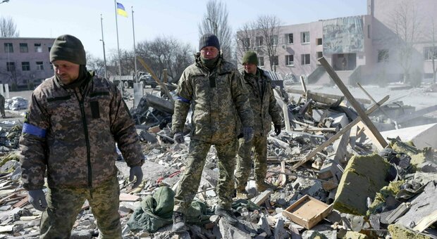 Ucraina, anziana offre una torta avvelenata: morti otto soldati russi. L'aneddoto choc