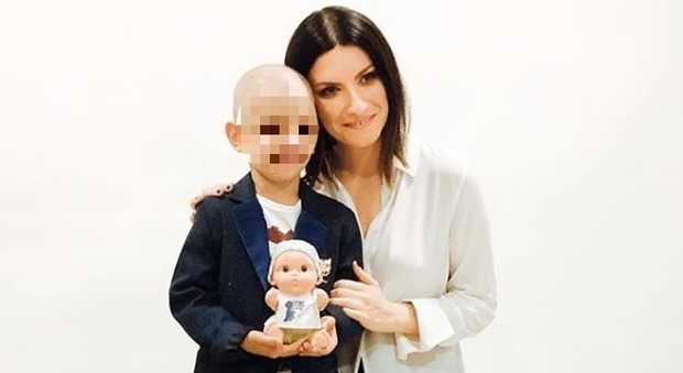 Laura Pausini presenta le Baby Pelones, le bambole per i bambini malati di tumore