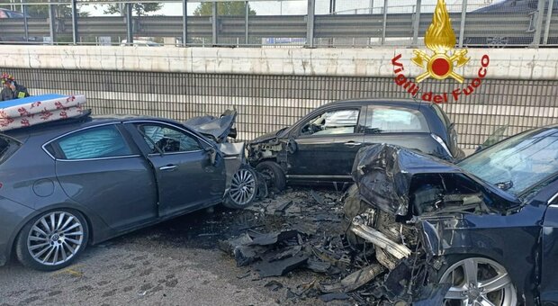 Spaventoso incidente a Mestre, auto contromano nel sottopasso: 4 feriti. «Scappava dalla polizia»