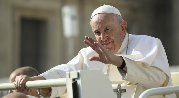 Il Papa: «Il porno online un vizio che hanno anche preti e suore»