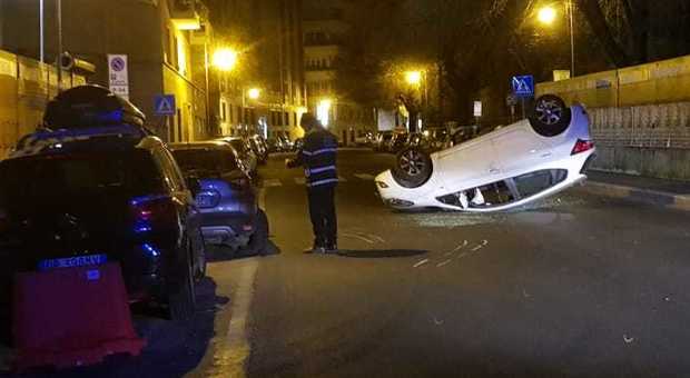 Auto decolla a San Giovanni: coppia di fidanzati bloccata nell'abitacolo