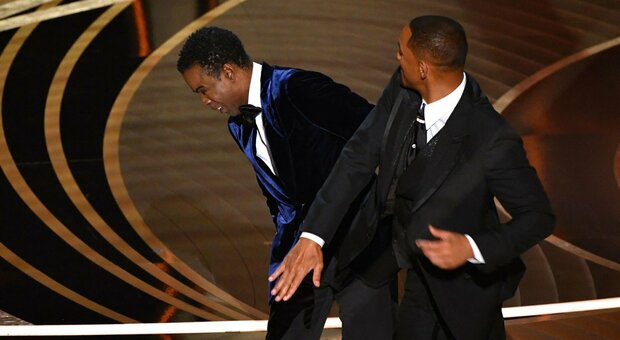 Will Smith e lo schiaffo agli Oscar: «Chiedo scusa a Chris Rock, la violenza è velenosa»