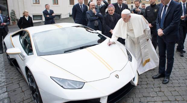 Papa Francesco, all'asta la sua Lamborghini: ecco quanto vale. Il ricavato in beneficenza