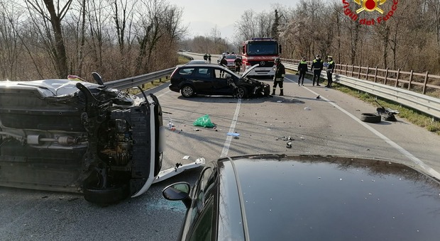 Maxi-incidente tra quattro auto, una si cappotta: tre feriti, un uomo incastrato a testa in giù