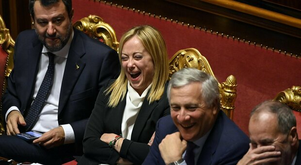 Meloni al Senato: «No al salario minimo, sì alla flat tax. Tetto al contante fino a 10mila euro»