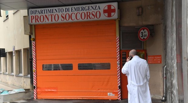 Romeno s'infuria al pronto soccorso: picchiati un medico, quattro infermieri e un vigilantes