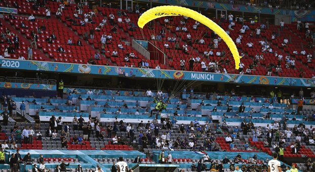 Euro 2020, Francia-Germania: paracadutista di Greenpeace atterra in campo, due feriti lievi