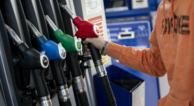 Benzina e diesel, altro che taglio delle accise: i prezzi tornano a salire. Ecco il motivo