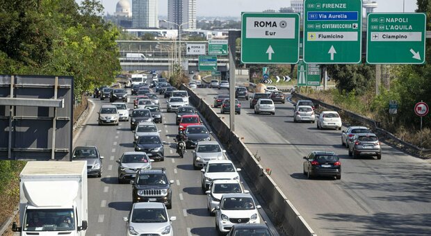 Traffico, quante ore perdiamo ogni anno in auto? La classifica: Palermo batte ogni record, poi Roma