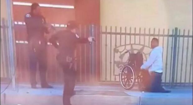 Usa, polizia spara e uccide afroamericano sulla sedia a rotelle: il video choc, lui ha cercato di fuggire