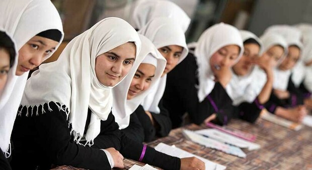 Afghanistan, i talebani chiudono le scuole femminili. Le ragazze costrette a tornare a casa
