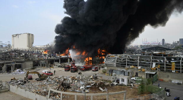 Beirut, incendio al porto: torna l'incubo un mese dopo le esplosioni di agosto